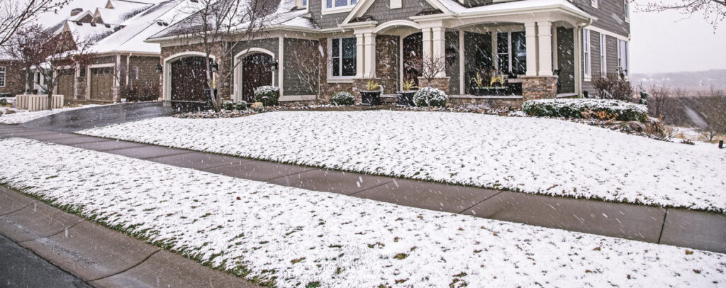 Suburban House Snowing
